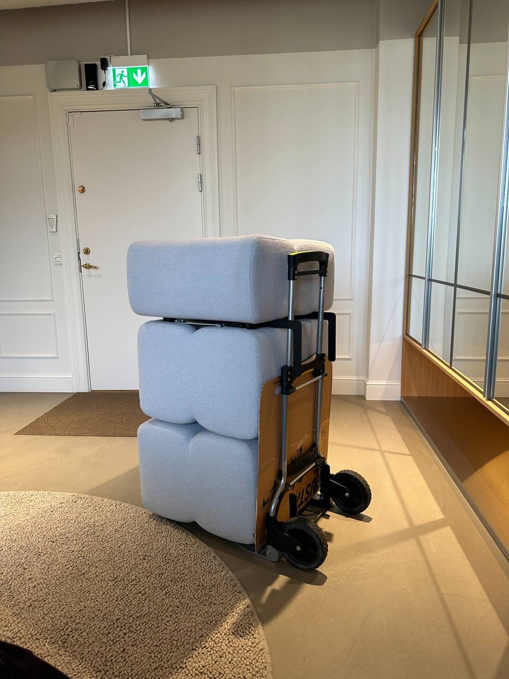 Tre KEEEP-moduler stablet på en sekketralle — kompakt nok for vanlige dører og trapper.